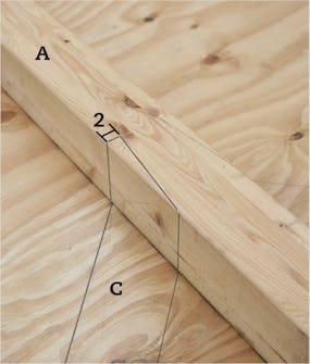Segelduk: Lägg en stolpe A på mallen och markera var du ska göra urtag för snedsträvan. Segelduk: Lägg en stolpe A på mallen och markera var du ska göra urtag för snedsträvan.